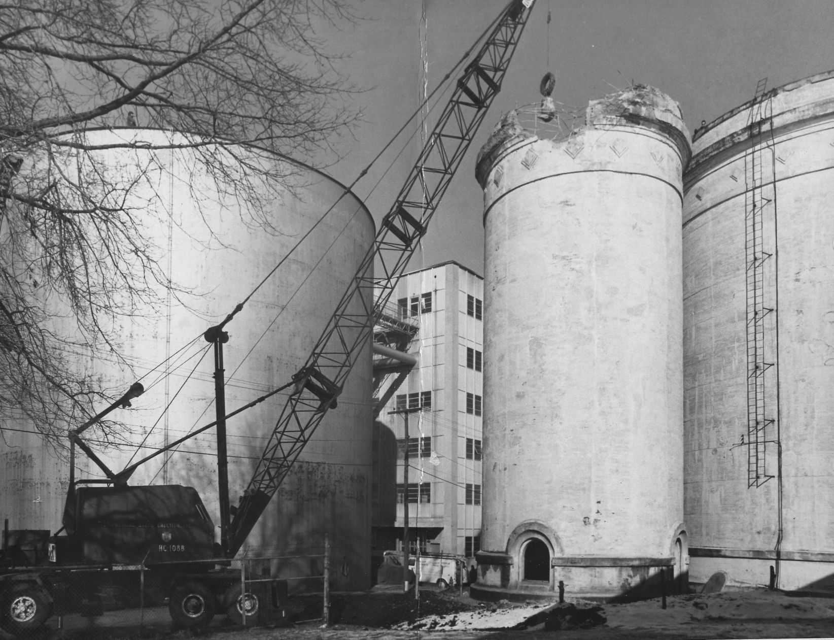 1975-01-08 College Hill - Demolition of water tank